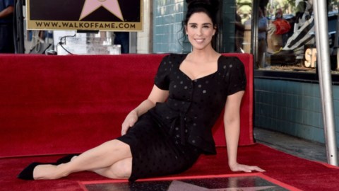 Sarah Silverman con su estrella en Hollywood.