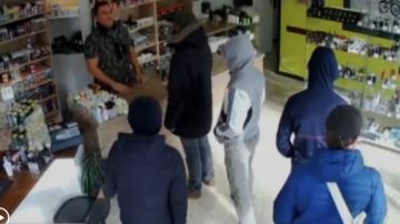Imagen de la negociación del dueño de la tienda con los ladrones.