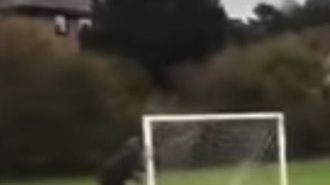 Partido de fútbol entre niños del condado de Ceredigion, Gales, Reino Unido.