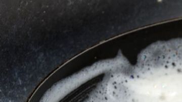 Lavar los trastes con exceso de jabón puede resultar perjudicial.