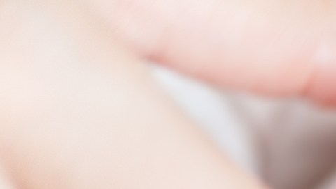 Un masaje con loción ayuda a humectar y a crear lazos entre la madre y el recién nacido./Shutterstock