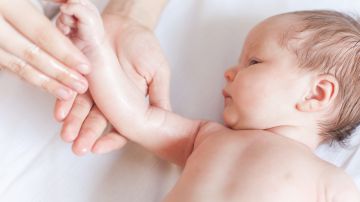 Un masaje con loción ayuda a humectar y a crear lazos entre la madre y el recién nacido./Shutterstock
