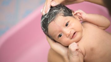 Hay que sostener bien al bebé y no dejarlo nunca solo en la bañera. /Shutterstock