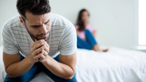 Cuando la relación no es justa para ambos, se va deteriorando; el que está "abajo" se siente mal, rabioso, agresivo y usado./Shutterstock