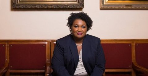 Stacey Abrams sería la primera gobernadora afroamericana en EEUU