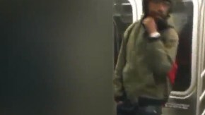 El ataque ocurrió en un tren R.