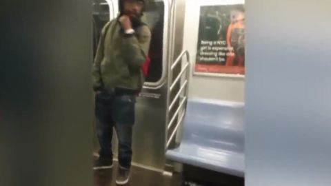 El ataque ocurrió en un tren R.