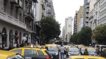 Decenas de taxis protestan frente a la AFA