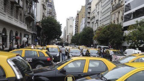 Decenas de taxis protestan frente a la AFA