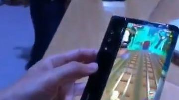 Así luce el primer teléfono celular plegable.