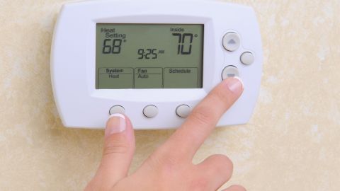 En el verano se debe fijar el aire acondicionado a no menos de 78° Fahrenheit.
