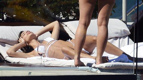 Emily Ratajkowski posando en Australia.