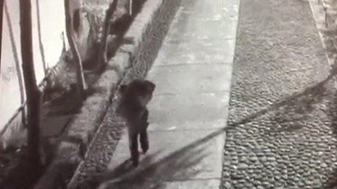 El sujeto carga el cadáver de la menor.