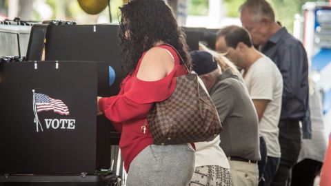 MIA17. MIAMI (FL, EE.UU.), 06/11/2018.- Grupos de personas asisten a votar hoy, martes 6 de noviembre de 2018, en un colegio electoral de Miami Beach, Florida (EE.UU.). Los ciudadanos de Florida votan hoy en las elecciones intermedias que más interés han despertado en las últimas décadas, marcadas por una alta participación en la votación adelantada y con la atención puesta en la gobernación, que puede volver a manos del Partido Demócrata por primera vez desde 1999. Alrededor de un 38 % de los más de 13,2 millones de ciudadanos registrados para votar en este estado ya han sufragado por correo o por adelantado, y los partidos mayoritarios esperan que la participación también sea récord en la jornada electoral de hoy. EFE/Giorgio Viera