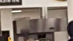 El hombre pagó y se fue.