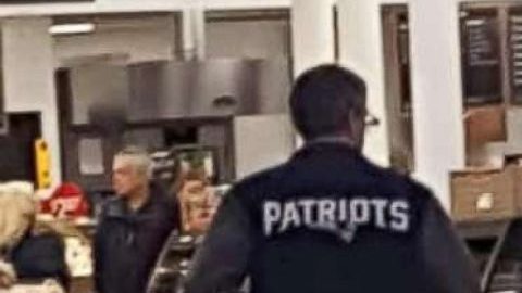 El hombre pagó y se fue.