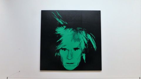 Uno de los famosos autorretratos de Warhol.