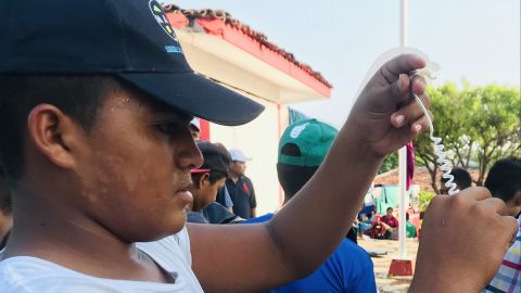 Wilson Román intenta ocupar su tiempo mientras avanza en la caravana.