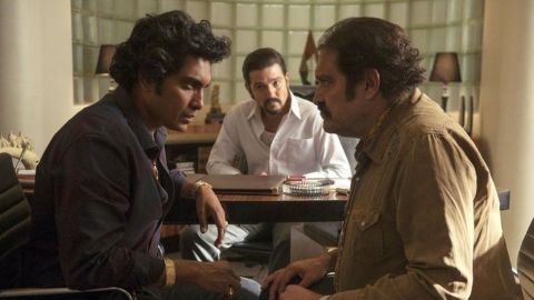 Tenoch Huerta (izda.) interpreta a Rafael Caro; Diego Luna (ctro.) a Miguel Ángel Félix Gallardo; y Joaquín Cosío (dcha.) a Ernesto Fonseca.