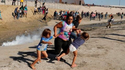 Los gases lacrimógenos fueron utilizados en contra de los migrantes.