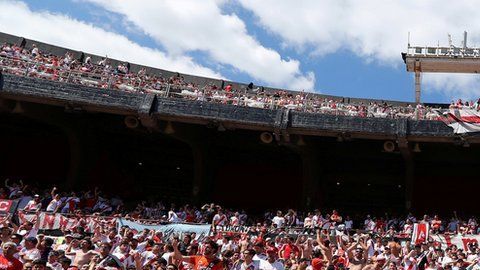 104555961_hi050883929