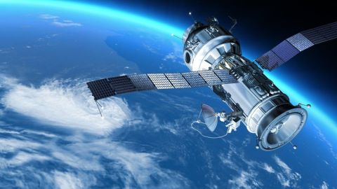 ¿Sabes cuántos satélites giran alrededor de la Tierra?