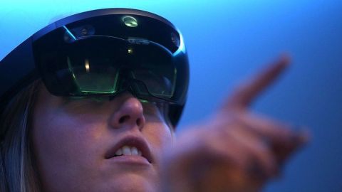 Las gafas Hololens usan realidad mixta.
