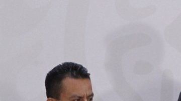 López Obrador firma decreto del caso Ayotzinapa.