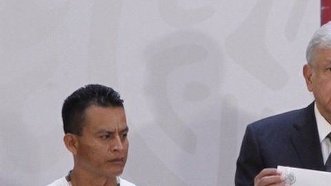López Obrador firma decreto del caso Ayotzinapa.