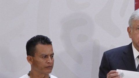 López Obrador firma decreto del caso Ayotzinapa.