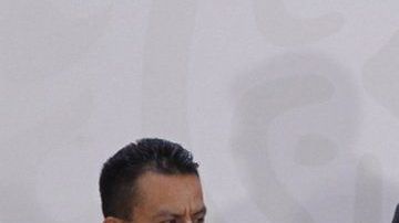López Obrador firma decreto del caso Ayotzinapa.