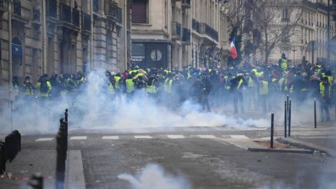 Miles de policías se desplazaron desde temprano en París.