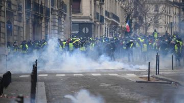 Miles de policías se desplazaron desde temprano en París.