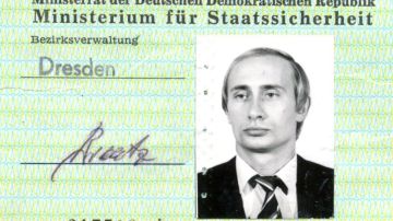 Vladimir Putin recibió el carné de la Stasi en 1985.