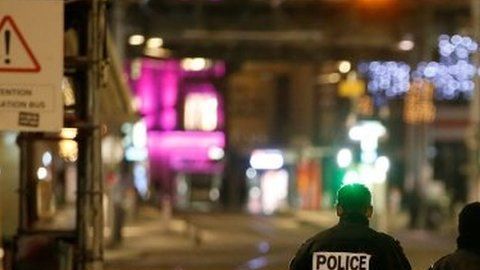 La policía resguarda la zona donde ocurrió el tiroteo.