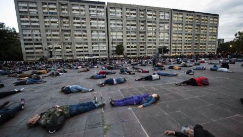 Aquí, un grupo de activistas conmemora el 50 aniversario de la masacre.