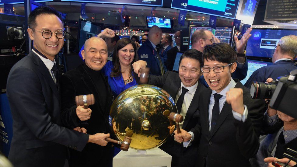 Ejecutivos de Tencent Music celebran el ingreso de la firma en la Bolsa de Nueva York.