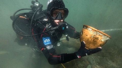 Los buzos han encontrado más de 10 mil objetos en el Lago Titicaca.