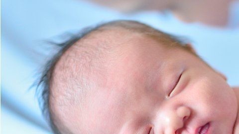 Los bebés registraron 40% menos de actividad de dolor en el cerebro.