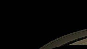 La gravedad de Saturno arrastra los anillos hacia el planeta.