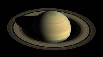 La gravedad de Saturno arrastra los anillos hacia el planeta.