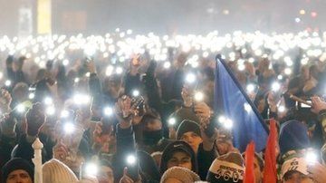 Miles de personas han salido a las calles de Budapest.