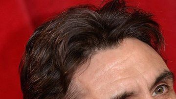 El actor Stephen McGann se obstina cuando le insisten para que beba.