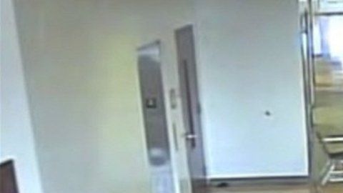 Grabaciones realizadas en el interior de la escuela muestran al atacante disparando.