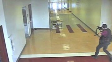 Grabaciones realizadas en el interior de la escuela muestran al atacante disparando.