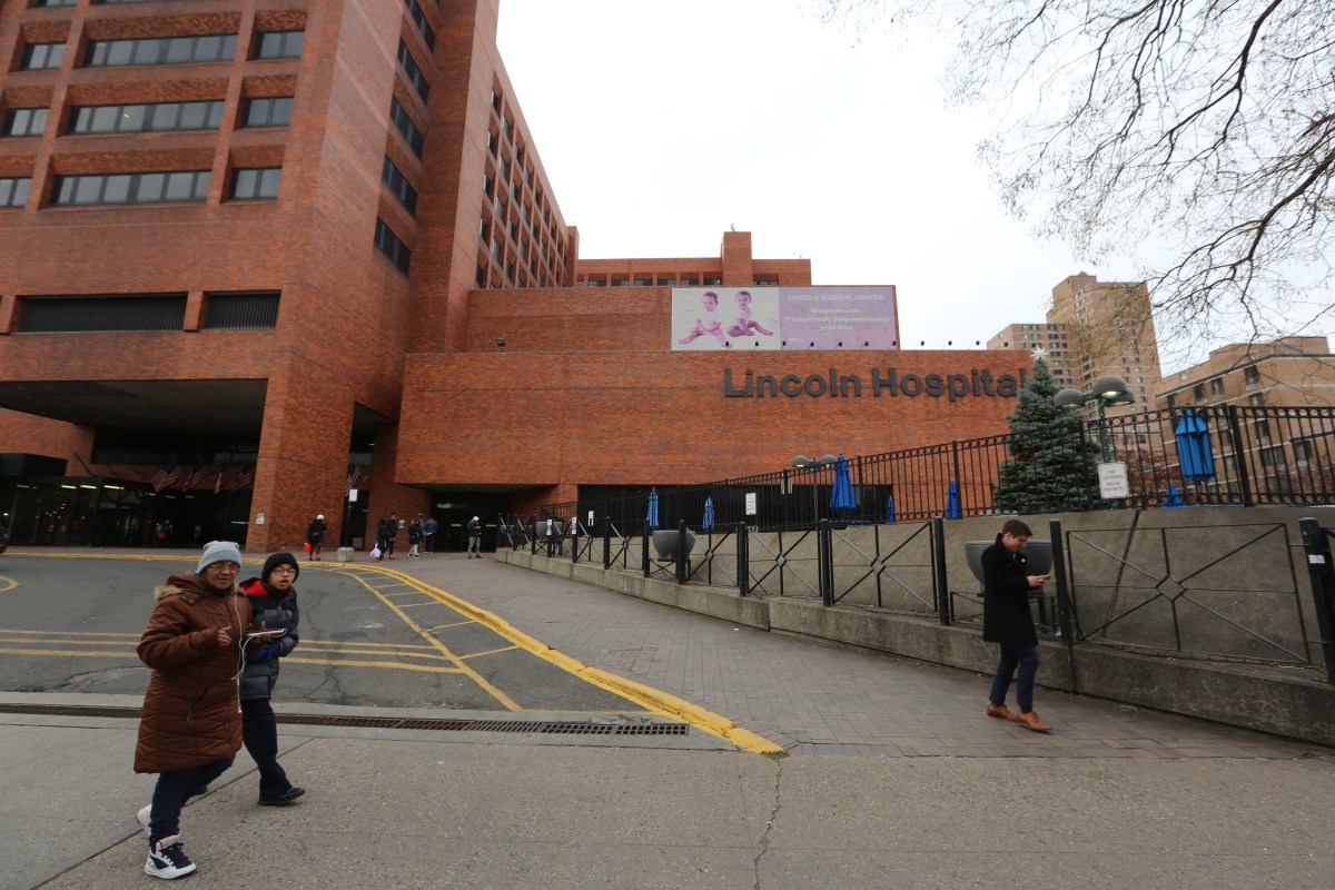 Homicidio a golpes dentro de hospital en Nueva York: vuelven a arrestar a sospechosa dejada libre