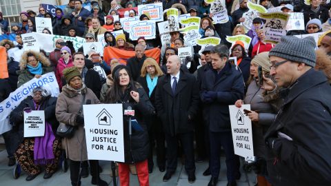 Senadora electa Jessica Ramos.
Legisladores de Albany anuncian dura pelea por reformar leyes de rentas en las escalinatas de City Hall.