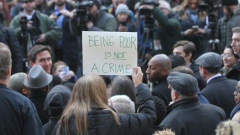 El Concejo y la Defensora del Publico pidieron justicia para la joven madre, Jazmine Headley que fue arrestada el viernes y separada de su bebe en una oficina de cupones de alimentos.