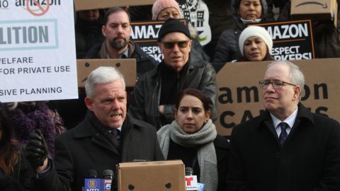 Ante la audiencia en el Concejo, gente que se opone al projecto de DeBlasio/Cuomo de traer Amazon a Long Island City.