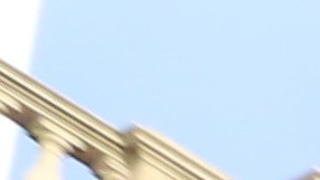 Ante la audiencia en el Concejo, gente que se opone al projecto de DeBlasio/Cuomo de traer Amazon a Long Island City.